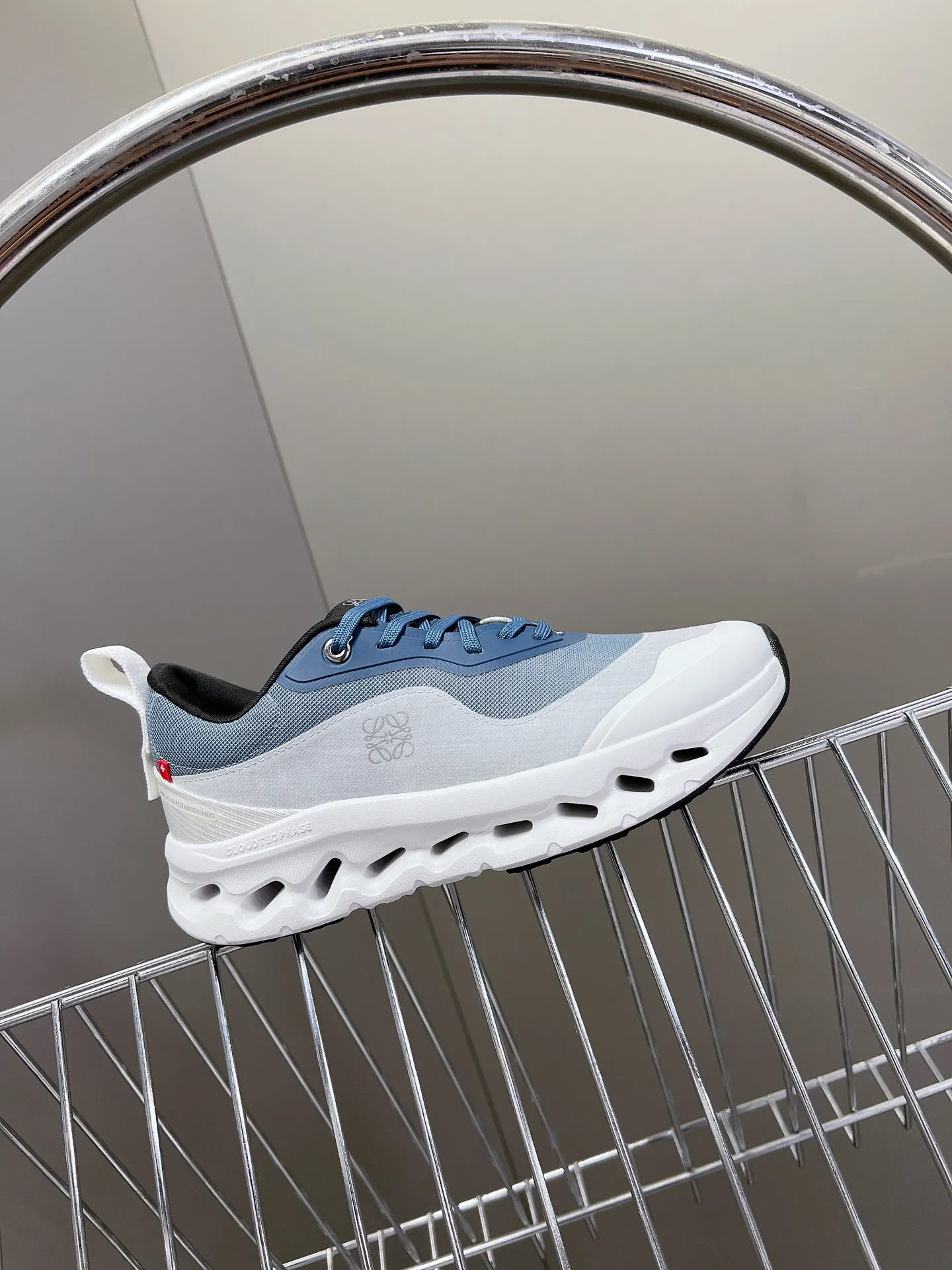 👟👟Ex-factory price 640👟👟 Loewe x on cioudtilt2.0 running shoes‼ ️Couple model Loewe Made from recycled polyester and mesh, it features an exclusive rubber sole with Loewe's classic logo printed on the side and full-coverage seam details. This cooperation combines ON's professional technology with Loewe's exquisite craftsmanship, and uses it in the production and design, specially designed for urban life and outdoor sports. Code number: 35-40, male 39-44